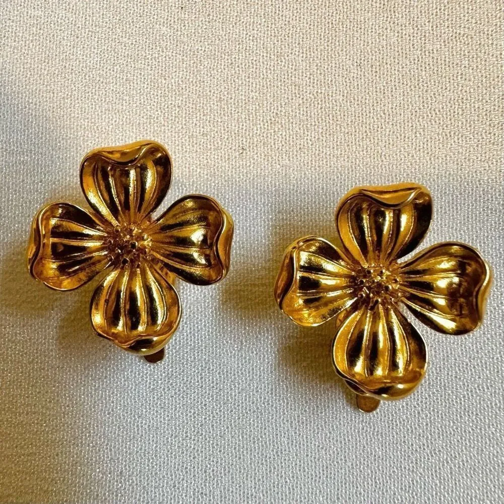 Gold tone vintage flower clip on earrings